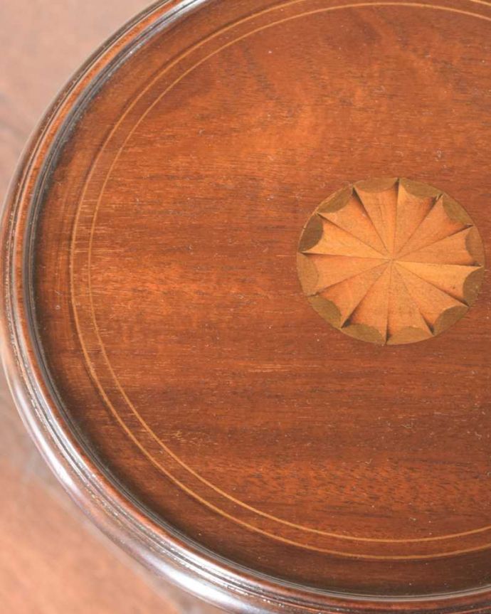 アンティークのテーブル アンティーク家具 天板の美しい象嵌が気品溢れるアンティークティーテーブル、英国輸入家具 。近づいて見てみると・・・天板の周りもアンティークらしく美しいデザイン。(k-2411-f)
