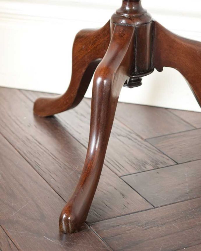 アンティークのテーブル アンティーク家具 天板の美しい象嵌が気品溢れるアンティークティーテーブル、英国輸入家具 。Handleの家具の脚の裏には・・・床にキズが付かないよう脚の裏にフェルトキーパーを付けてお届けしています。(k-2411-f)