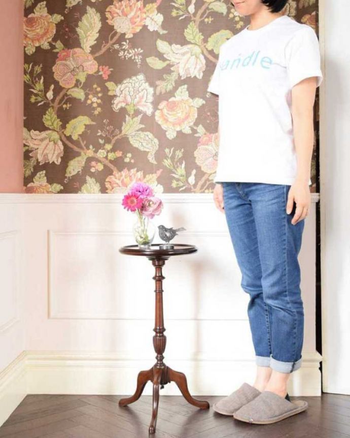 アンティークのテーブル アンティーク家具 天板の美しい象嵌が気品溢れるアンティークティーテーブル、英国輸入家具 。移動もラクラク!どこでも使える小さなテーブル持ち運び便利なワインテーブル。(k-2411-f)