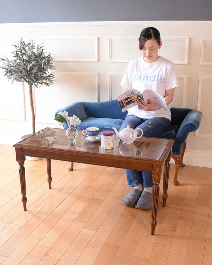 アンティークのテーブル　アンティーク家具　脚の装飾が美しいガラストップのアンティークコーヒーテーブル（レザートップ）。どんな場所にも似合う英国らしいコーヒーテーブル実用的に使える英国らしいアンティークのコーヒーテーブル。(k-2413-f)