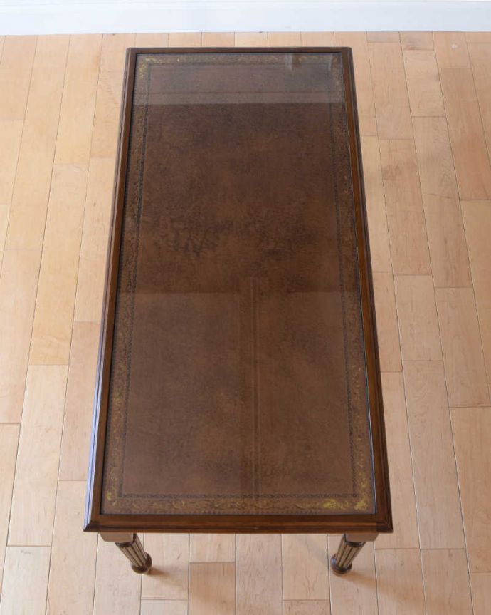 アンティークのテーブル　アンティーク家具　脚の装飾が美しいガラストップのアンティークコーヒーテーブル（レザートップ）。天板を上から見ると･･･コーヒーテーブルの天板は毎日使う場所だから、しっかり修復しました。(k-2413-f)