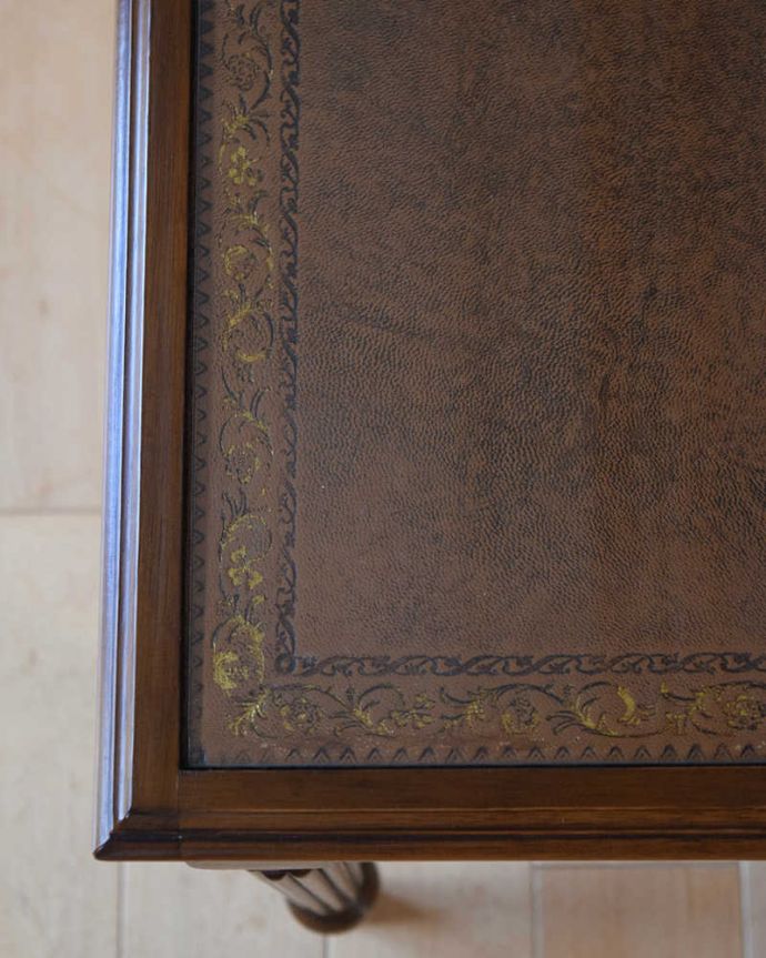 アンティークのテーブル　アンティーク家具　脚の装飾が美しいガラストップのアンティークコーヒーテーブル（レザートップ）。近づいて見てみると･･･アンティークはもちろん新品ではないので小さなキズや汚れはありますが、キレイにお直ししたので満足して頂ける自信があります！。(k-2413-f)