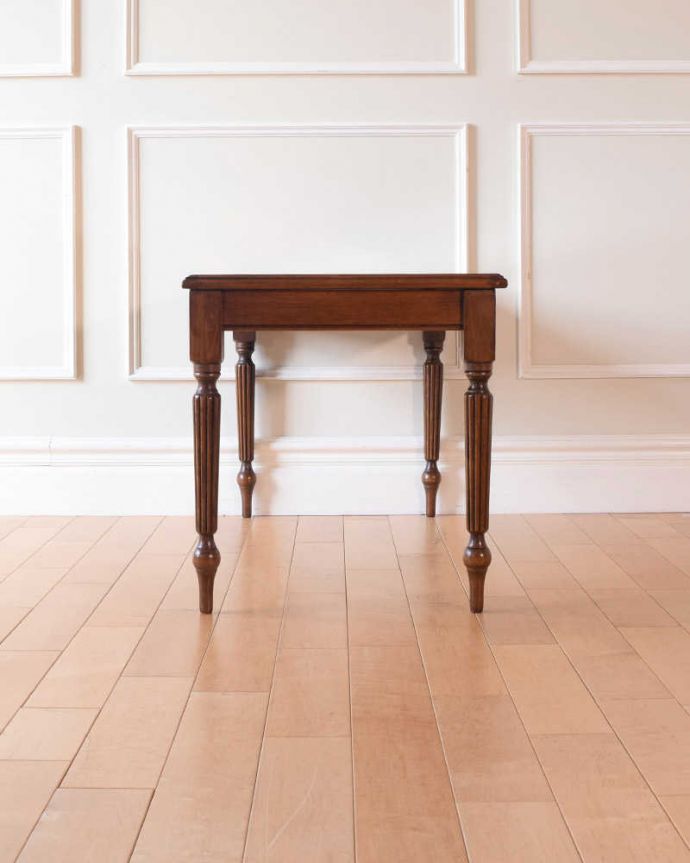 アンティークのテーブル　アンティーク家具　脚の装飾が美しいガラストップのアンティークコーヒーテーブル（レザートップ）。横から見た姿もステキ横から見るとこんな感じです。(k-2413-f)