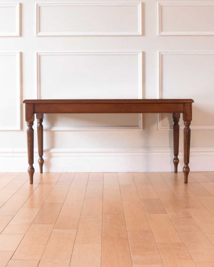 アンティークのテーブル　アンティーク家具　脚の装飾が美しいガラストップのアンティークコーヒーテーブル（レザートップ）。クルッと回転。(k-2413-f)