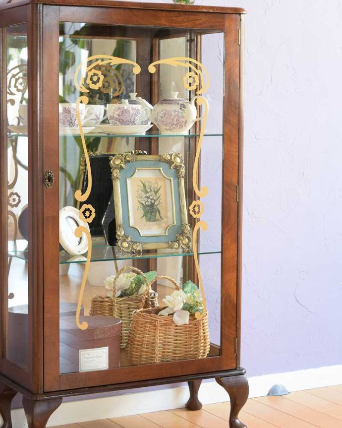 アンティークのキャビネット　アンティーク家具　ミラーがキラッと輝くアンティークのショーケース、英国のガラスキャビネット。ガラス越しに中をのぞいてみると･･･光りが入るとミラーに反射してキラッと輝くから、中に入れたものにまるでスポットライトが当たっているように見えちゃうんです。(k-2414-f)