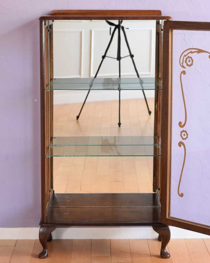 アンティークのキャビネット　アンティーク家具　ミラーがキラッと輝くアンティークのショーケース、英国のガラスキャビネット。ミラーの効果で、なんだか大きく見えます背板の鏡にキャビネット自身が映し出されて、大きな形のキャビネットに見えちゃうんです。(k-2414-f)