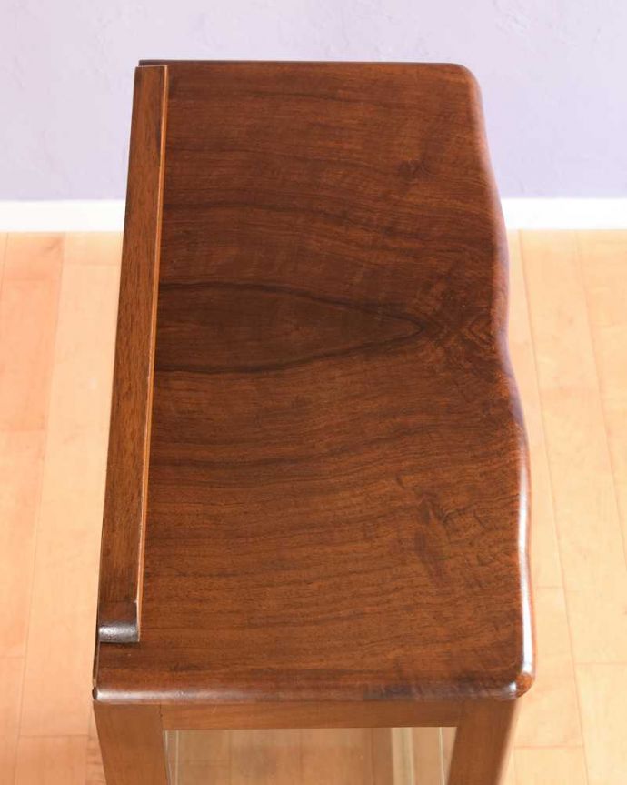 アンティークのキャビネット　アンティーク家具　ミラーがキラッと輝くアンティークのショーケース、英国のガラスキャビネット。上から見るとよく分かるキャビネットの形全体の形はこんな感じです。(k-2414-f)