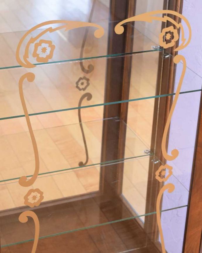 アンティークのキャビネット　アンティーク家具　ミラーがキラッと輝くアンティークのショーケース、英国のガラスキャビネット。キレイに残っていてくれましたガラスに描かれている絵は剥がれているものが多いんだけれど、この子はしっかりキレイに残っていてくれました。(k-2414-f)