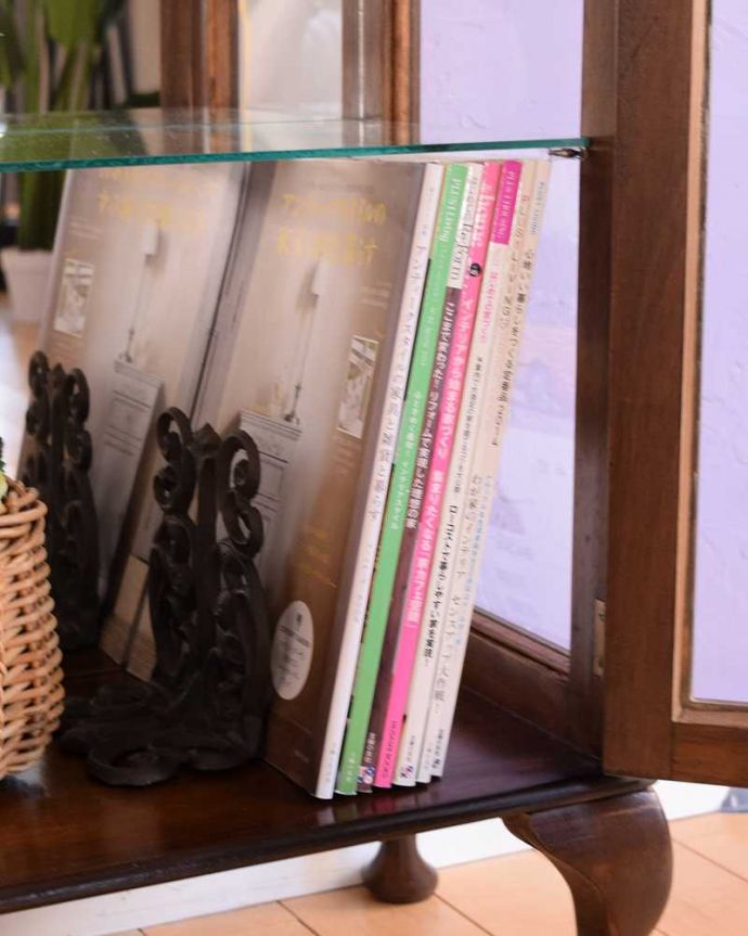 アンティークのキャビネット　アンティーク家具　ミラーがキラッと輝くアンティークのショーケース、英国のガラスキャビネット。A4サイズの雑誌も収納できる優等生雑誌まで収納できる高さ！本や雑誌もたっぷり収納出来ます。(k-2414-f)