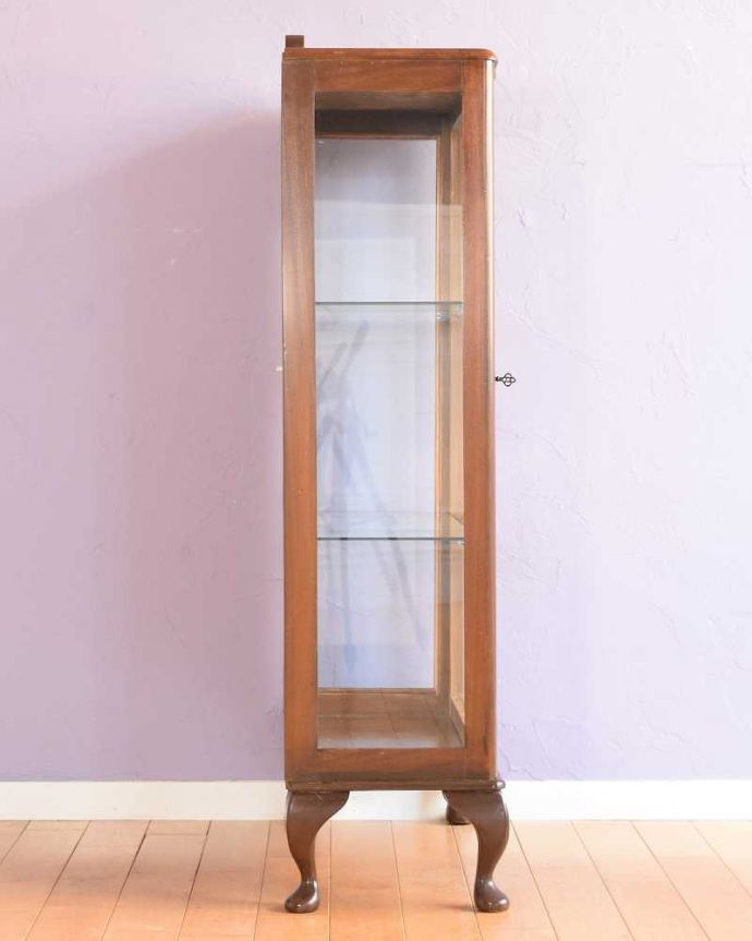 アンティークのキャビネット　アンティーク家具　ミラーがキラッと輝くアンティークのショーケース、英国のガラスキャビネット。横から見てもステキ背板以外の三方向がガラスで囲まれたキャビネット。(k-2414-f)