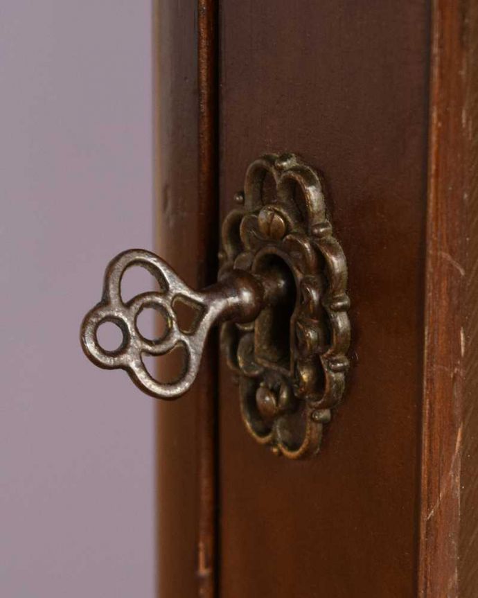 アンティークのキャビネット　アンティーク家具　ミラーがキラッと輝くアンティークのショーケース、英国のガラスキャビネット。開ける度にワクワクする取っ手鍵が取っ手になっているので、中を開ける度にまるで宝箱を開ける気分です。(k-2414-f)