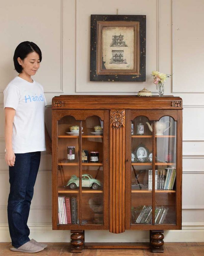 アンティークのキャビネット アンティーク家具 華やかなアンティークの英国輸入家具、重厚でイギリスらしいブックケース(本棚) 。英国らしい堂々とした風格のあるガラスキャビネット重厚感ある佇まいで、落ち着いた雰囲気を演出してくれる英国のキャビネット。(k-2415-f)