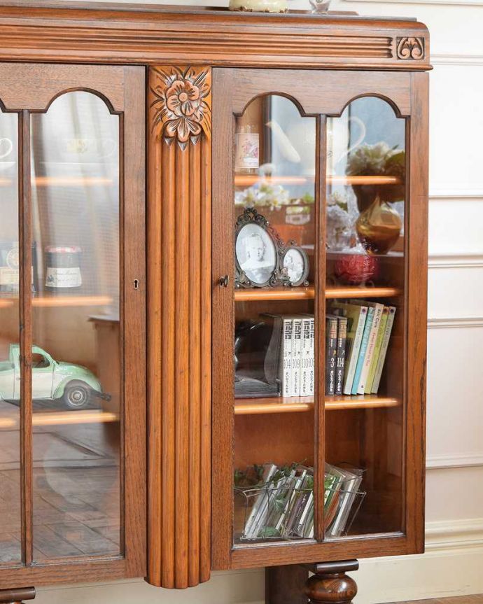 アンティークのキャビネット アンティーク家具 華やかなアンティークの英国輸入家具、重厚でイギリスらしいブックケース(本棚) 。ガラス越しに中をのぞいてみると・・・アンティークのガラスを通して中に入っているものを見ると、なんだかちょっと高級に見えるんです。(k-2415-f)