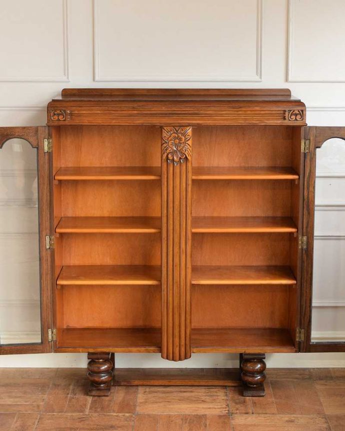 アンティークのキャビネット アンティーク家具 華やかなアンティークの英国輸入家具、重厚でイギリスらしいブックケース(本棚) 。扉を開けると・・・重い本がたっぷり収納できるように頑丈に作られています。(k-2415-f)