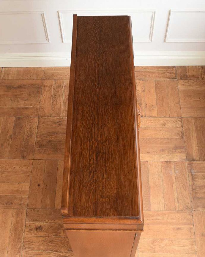 アンティークのキャビネット アンティーク家具 華やかなアンティークの英国輸入家具、重厚でイギリスらしいブックケース(本棚) 。上から見てみると…家具の形はこんな感じです。(k-2415-f)