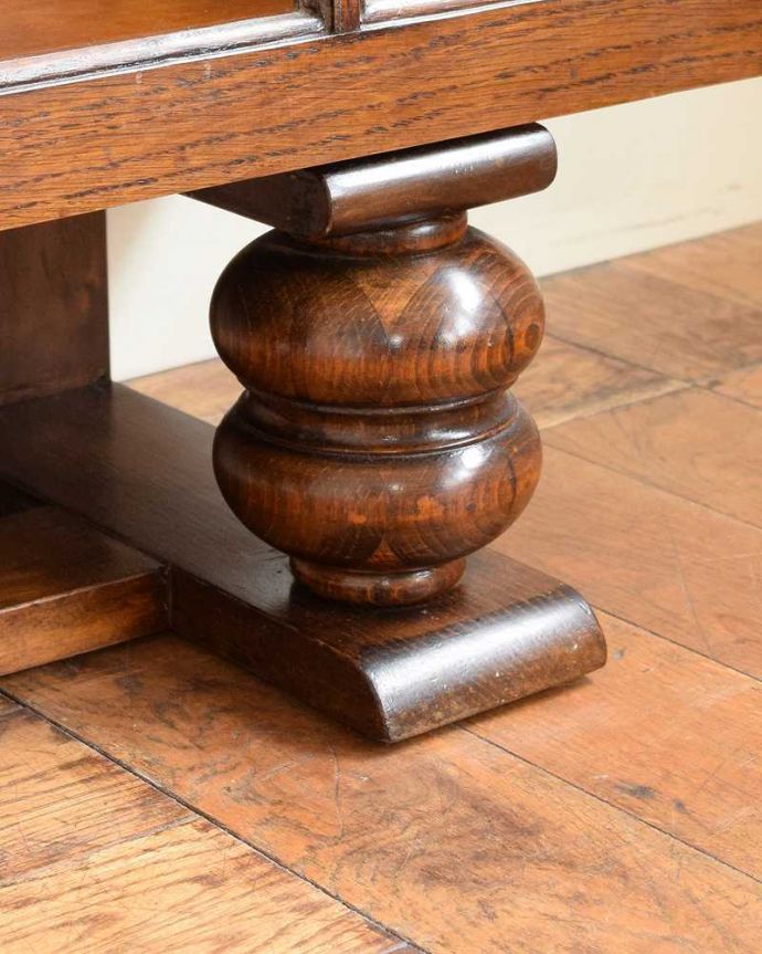 アンティークのキャビネット アンティーク家具 華やかなアンティークの英国輸入家具、重厚でイギリスらしいブックケース(本棚) 。女性1人でラクラク運べちゃう仕掛けHandleのアンティークは、脚の裏にフェルトキーパーをお付けしています。(k-2415-f)