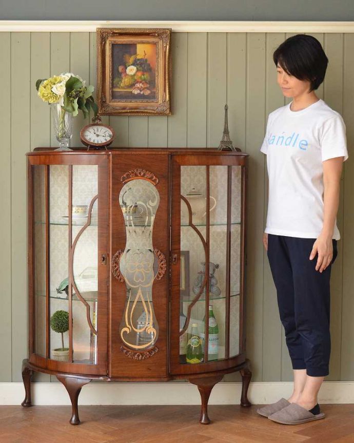 アンティークのキャビネット　アンティーク家具　英国輸入のキラッと輝くお花の模様が美しいアンティークガラスキャビネット。キラキラな毎日が過ごせるガラスのキャビネットガラス面に描かれたキラキラの絵が美しいガラスのキャビネット。(k-2416-f)