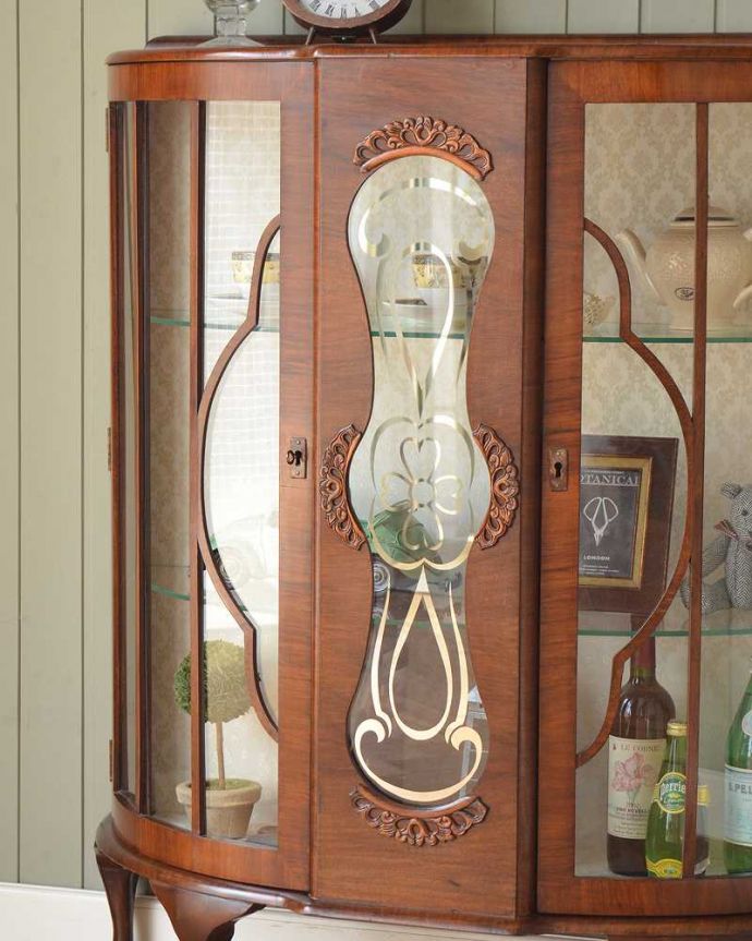 アンティークのキャビネット　アンティーク家具　英国輸入のキラッと輝くお花の模様が美しいアンティークガラスキャビネット。ガラスに描かれたキラキラ輝く絵キラキラに輝く絵が描かれたガラス扉越しに中をのぞくと、中に入れたものが全部が宝物に見えてきます。(k-2416-f)