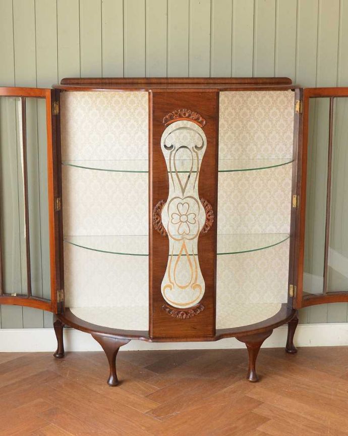 アンティークのキャビネット　アンティーク家具　英国輸入のキラッと輝くお花の模様が美しいアンティークガラスキャビネット。扉を開けて中を見てみると…背板は新しい生地に張り替えました。(k-2416-f)