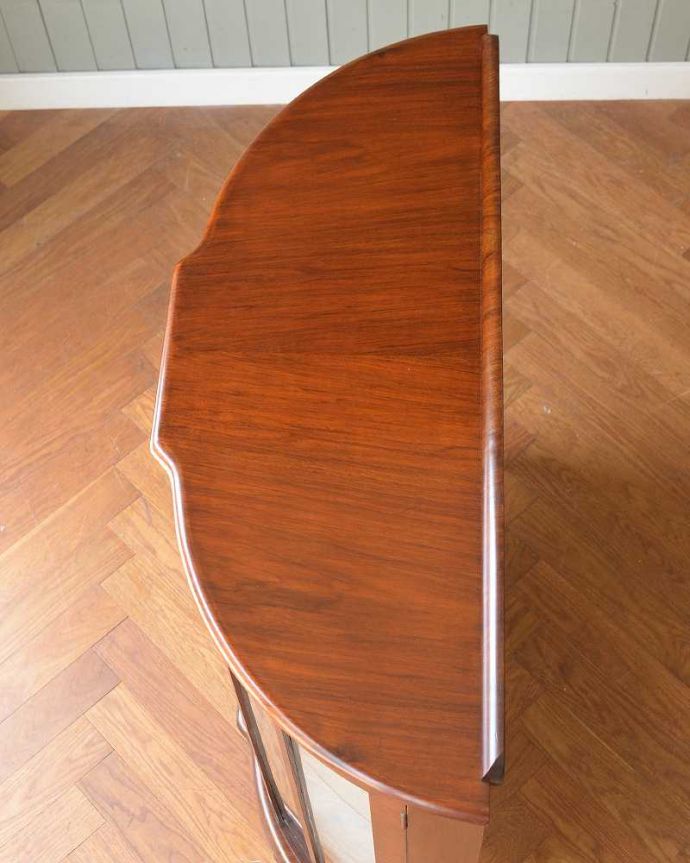 アンティークのキャビネット　アンティーク家具　英国輸入のキラッと輝くお花の模様が美しいアンティークガラスキャビネット。こんな形をしたキャビネットです。(k-2416-f)