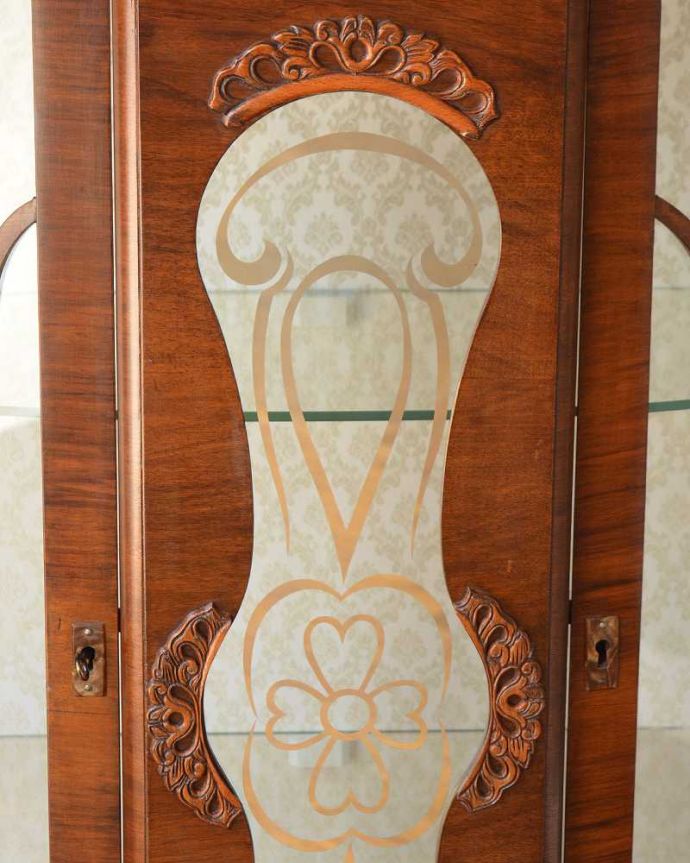 アンティークのキャビネット　アンティーク家具　英国輸入のキラッと輝くお花の模様が美しいアンティークガラスキャビネット。キレイに残っていてくれましたガラスに描かれている絵は剥がれているものが多いんだけれど、この子はしっかりキレイに残っていてくれました。(k-2416-f)