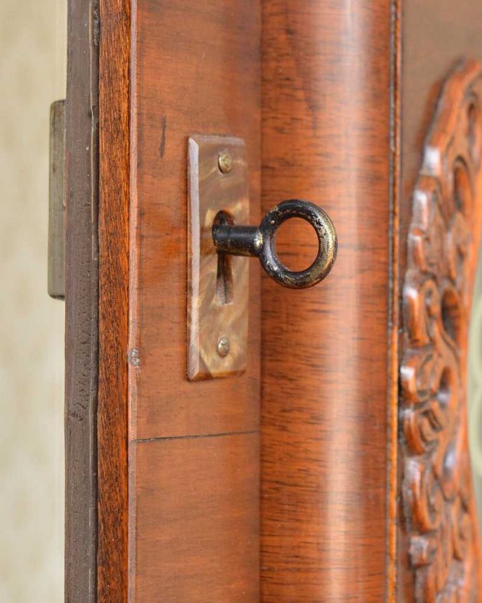 アンティークのキャビネット　アンティーク家具　英国輸入のキラッと輝くお花の模様が美しいアンティークガラスキャビネット。開ける度にワクワクする取っ手鍵が取っ手になっているので、中を開ける度にまるで宝箱を開ける気分です。(k-2416-f)