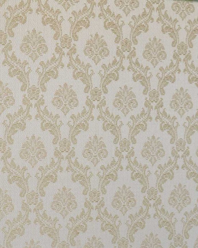 アンティークのキャビネット　アンティーク家具　英国輸入のキラッと輝くお花の模様が美しいアンティークガラスキャビネット。新しく貼り替えましたキャビネットに似合う生地を選んで張り替えた背板。(k-2416-f)