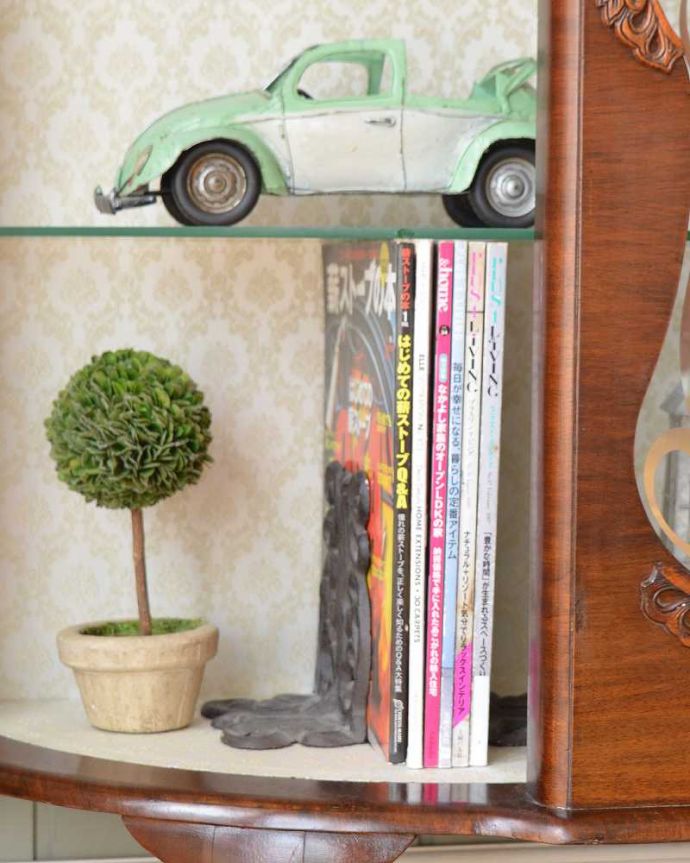 アンティークのキャビネット　アンティーク家具　英国輸入のキラッと輝くお花の模様が美しいアンティークガラスキャビネット。扉の中は収納たっぷりA4サイズの雑誌までしっかり収納出来ちゃう大きさ。(k-2416-f)