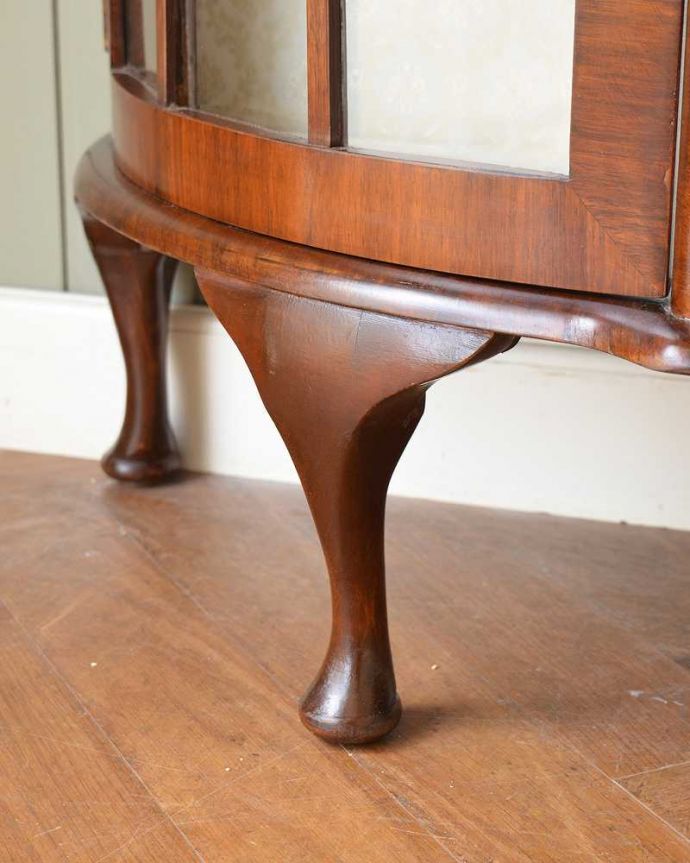 アンティークのキャビネット　アンティーク家具　英国輸入のキラッと輝くお花の模様が美しいアンティークガラスキャビネット。女性１人でもラクに運べちゃうヒミツHandleのアンティークは、脚の裏にフェルトキーパーをお付けしているので、床を滑らせれば女性でも移動がカンタンに出来ます！。(k-2416-f)