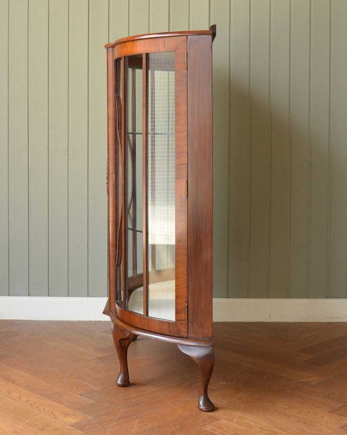 アンティークのキャビネット　アンティーク家具　英国輸入のキラッと輝くお花の模様が美しいアンティークガラスキャビネット。サイドからもたっぷりの光背板の部分以外は全てガラス。(k-2416-f)