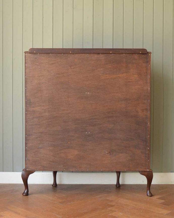 アンティークのキャビネット　アンティーク家具　英国輸入のキラッと輝くお花の模様が美しいアンティークガラスキャビネット。キレイに修復しました！アンティークは新品ではないので、経年変化によるキズはありますが、専門の職人がキレイにお直しをしているので、後ろ姿もキレイです。(k-2416-f)