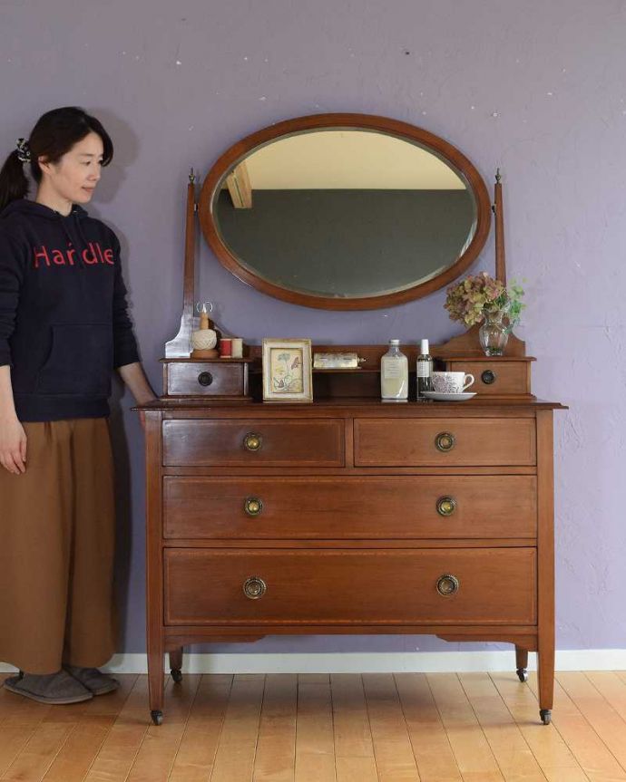 アンティークのドレッサー アンティーク家具 マホガニー材を使ったアンティークの家具、英国のドレッシングチェスト。大きな鏡を見る度に毎日が楽しくなるドレッシングチェストミラーが付いた女性のための家具ドレッシングチェスト。(k-2417-f)