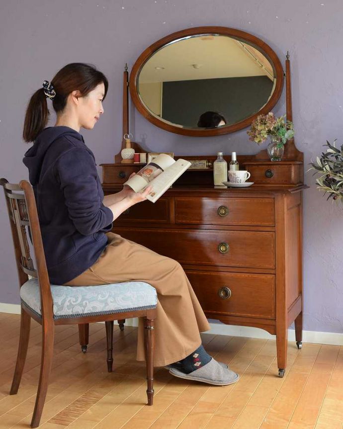 アンティークのドレッサー アンティーク家具 マホガニー材を使ったアンティークの家具、英国のドレッシングチェスト。自分だけの場所で過ごす自分だけの時間女性にとって特別な場所だから、ここに座っているだけでなんだかワクワクしちゃうんです。(k-2417-f)