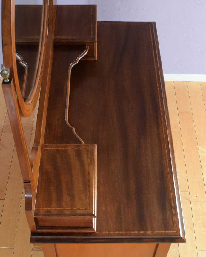 アンティークのドレッサー アンティーク家具 マホガニー材を使ったアンティークの家具、英国のドレッシングチェスト。上から見てみると・・・アンティーク家具専門の職人がピッカピカにお直ししました。(k-2417-f)