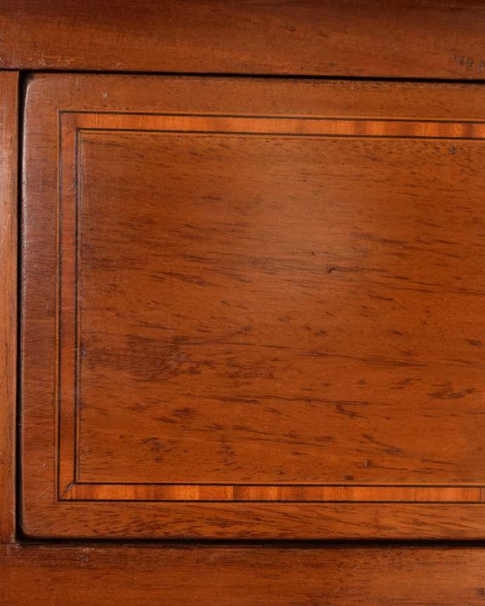 アンティークのドレッサー アンティーク家具 マホガニー材を使ったアンティークの家具、英国のドレッシングチェスト。惚れ惚れするような美しさとっても堅い無垢材に一体どうやって彫っていったんでしょう?アンティークらしく細かい彫りを眺めているだけでうっとりしてしまいます。(k-2417-f)