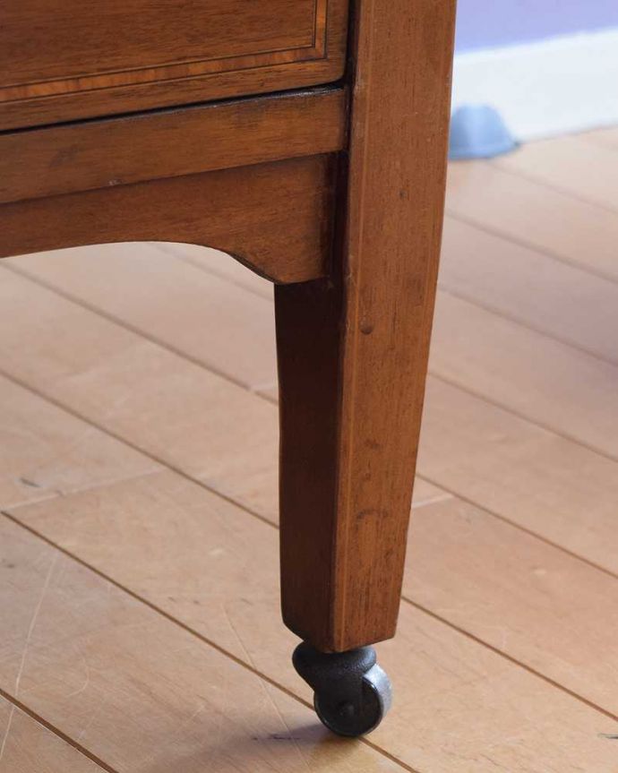 アンティークのドレッサー アンティーク家具 マホガニー材を使ったアンティークの家具、英国のドレッシングチェスト。脚先にはキャスター現代のプラスチックと比べると重厚なため動きはスムーズではありません。(k-2417-f)