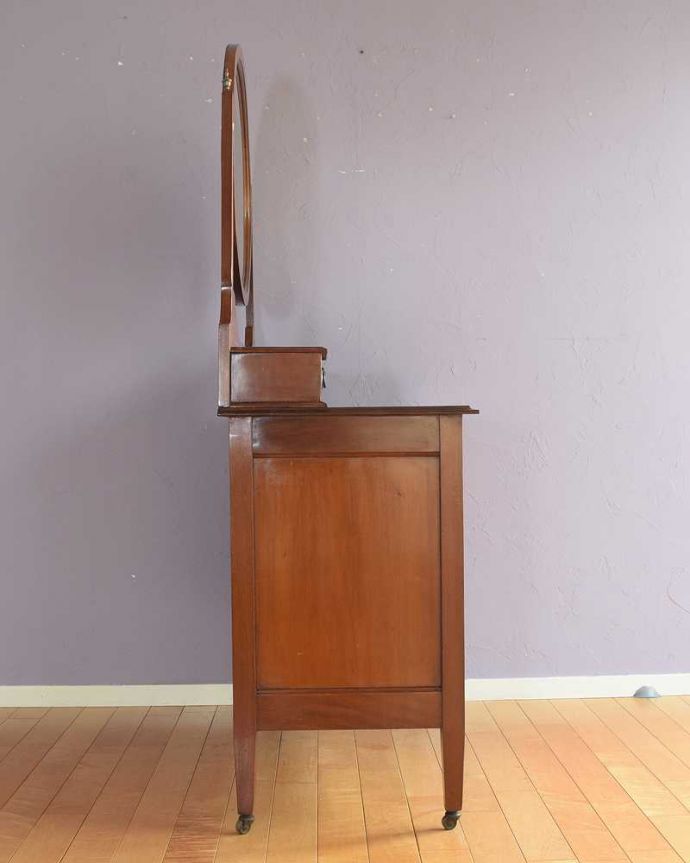 アンティークのドレッサー アンティーク家具 マホガニー材を使ったアンティークの家具、英国のドレッシングチェスト。横から見てもステキもちろん横から見られてもいいようにしっかり修復してあります。(k-2417-f)