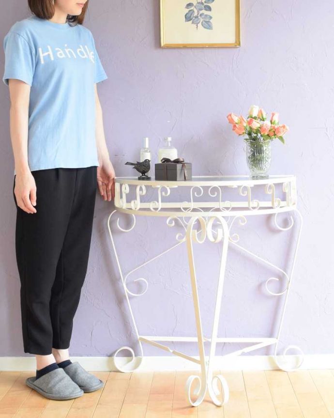 アンティークのテーブル　アンティーク家具　フランスのアンティーク家具、ガラス×アイアンの素敵なコンソールテーブル。壁にピタッと付けるだけで出来るおしゃれコーナーハーフムーン型のコンソールテーブルは見せる場所を作ってくれる最強のアンティーク家具。(k-2418-f)