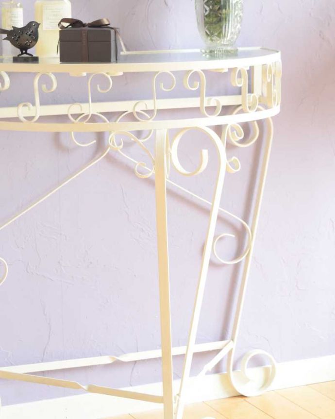 アンティークのテーブル　アンティーク家具　フランスのアンティーク家具、ガラス×アイアンの素敵なコンソールテーブル。アンティークのアイアンが作り出す曲線美まだ機械が現代ほど発達していない時代に、職人さんはどうやって曲げたんだろう？と不思議になるくらいの美しさ。(k-2418-f)