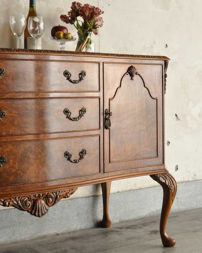 サイドボード　アンティーク家具　美しい木目が素敵な英国アンティーク家具、猫脚サイドボードキャビネット。アンティークだから手に入れることが出来る素材感今の時代、なかなか手に入れることが出来ない木目の美しさにうっとり。(k-2419-f)