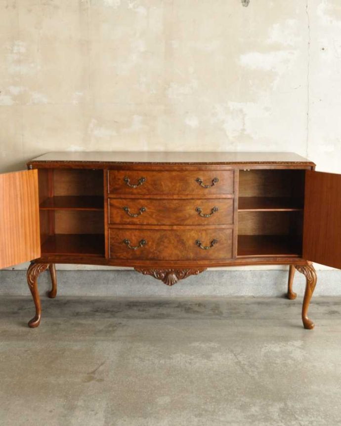 サイドボード　アンティーク家具　美しい木目が素敵な英国アンティーク家具、猫脚サイドボードキャビネット。扉の奥にはたっぷりの収納。(k-2419-f)