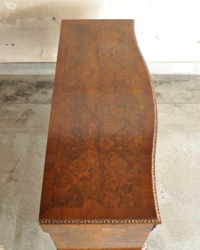 サイドボード　アンティーク家具　美しい木目が素敵な英国アンティーク家具、猫脚サイドボードキャビネット。上から見てるとこんな感じです。(k-2419-f)