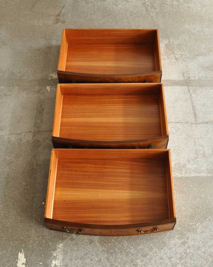 サイドボード　アンティーク家具　美しい木目が素敵な英国アンティーク家具、猫脚サイドボードキャビネット。引き出しの中もキレイに修復しましたもともとカトラリーを入れて使っていた引き出し。(k-2419-f)