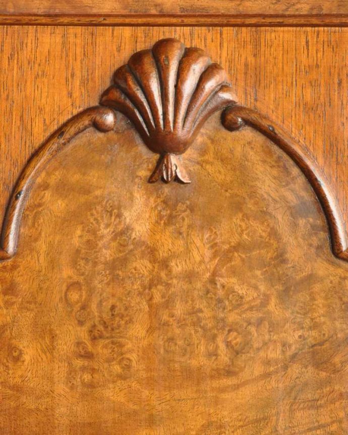 サイドボード　アンティーク家具　美しい木目が素敵な英国アンティーク家具、猫脚サイドボードキャビネット。惚れ惚れするような美しさとっても堅い無垢材に一体どうやって彫っていったんでしょう？アンティークらしく細かい彫りを眺めているだけでうっとりしてしまいます。(k-2419-f)
