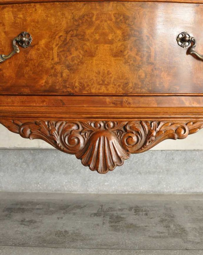 サイドボード　アンティーク家具　美しい木目が素敵な英国アンティーク家具、猫脚サイドボードキャビネット。ここにも美しい装飾誰もが見入ってしまう細かく施された彫。(k-2419-f)