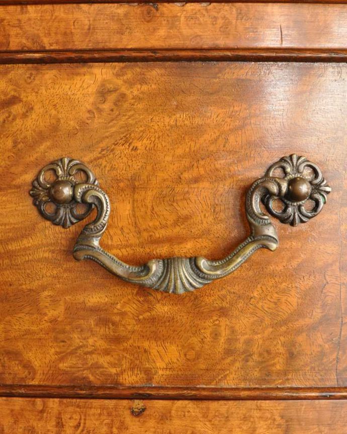 サイドボード　アンティーク家具　美しい木目が素敵な英国アンティーク家具、猫脚サイドボードキャビネット。取っ手にまでアンティークらしさ時間の流れが感じられる凝ったデザインの味わい深い取っ手。(k-2419-f)