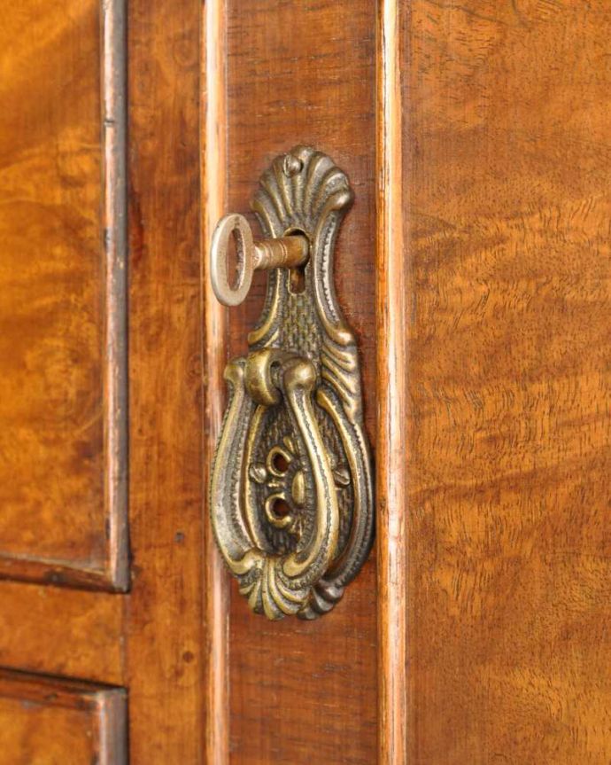 サイドボード　アンティーク家具　美しい木目が素敵な英国アンティーク家具、猫脚サイドボードキャビネット。小さなパーツにもこだわりが可愛いカギが付いています。(k-2419-f)