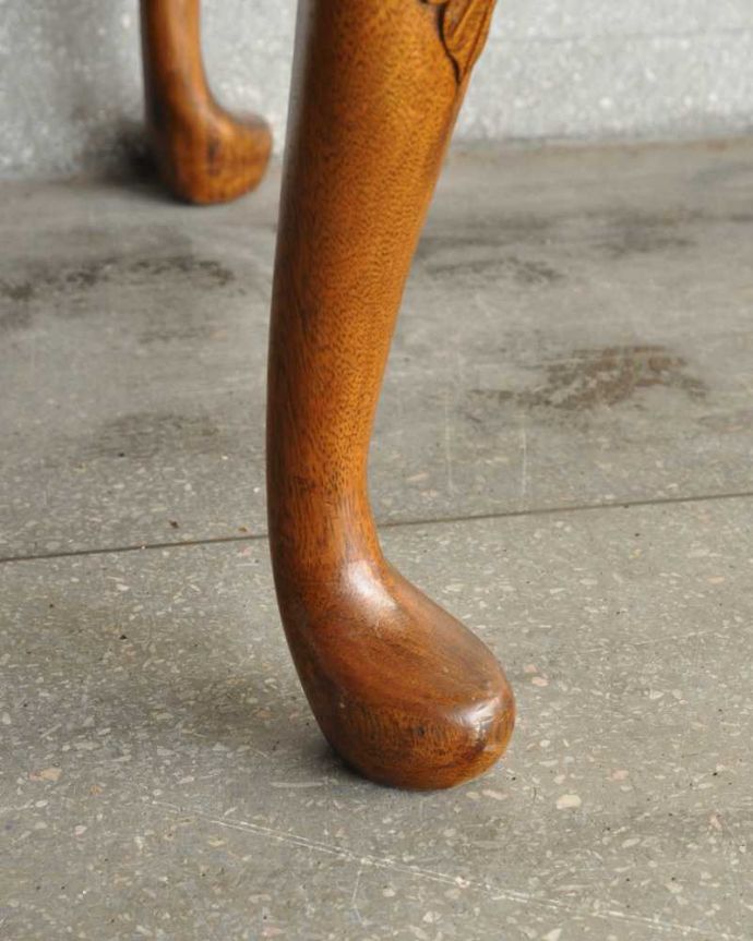 サイドボード　アンティーク家具　美しい木目が素敵な英国アンティーク家具、猫脚サイドボードキャビネット。女性1人でラクラク運べちゃう仕掛けHandleのアンティークは、脚の裏にフェルトキーパーをお付けしています。(k-2419-f)