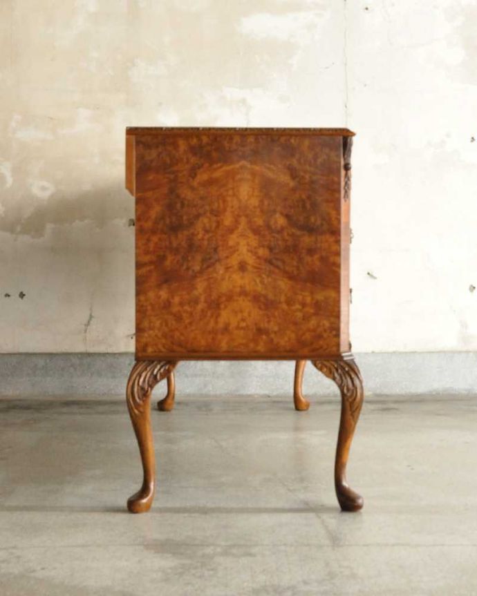 サイドボード　アンティーク家具　美しい木目が素敵な英国アンティーク家具、猫脚サイドボードキャビネット。もちろん横から見てもステキ横顔にだって妥協しません。(k-2419-f)