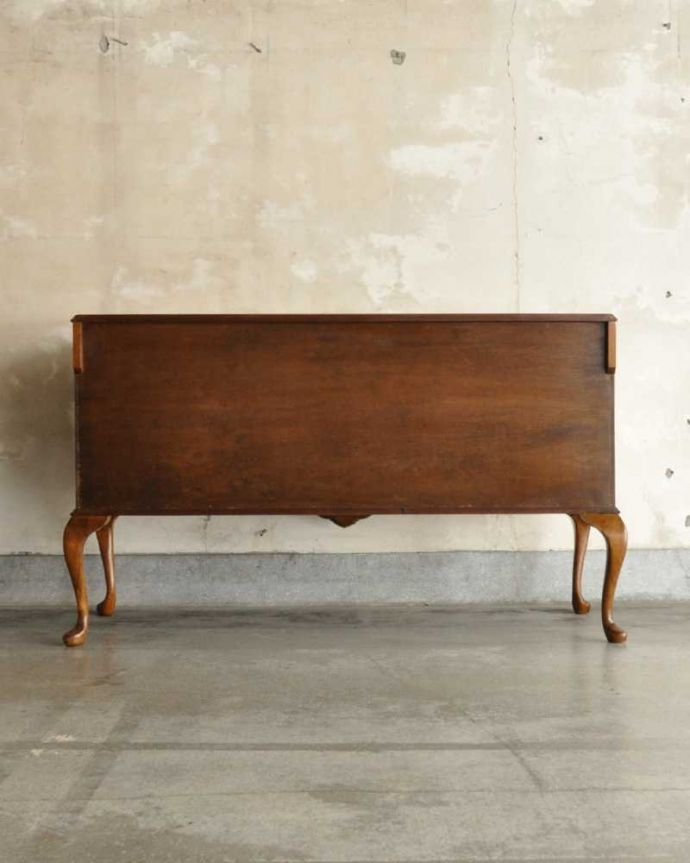 サイドボード　アンティーク家具　美しい木目が素敵な英国アンティーク家具、猫脚サイドボードキャビネット。さらに後ろ姿もチェックアンティークは新品ではないので経年変化によるキズはありますが、専門の職人が修復したので後ろ姿までキレイです。(k-2419-f)